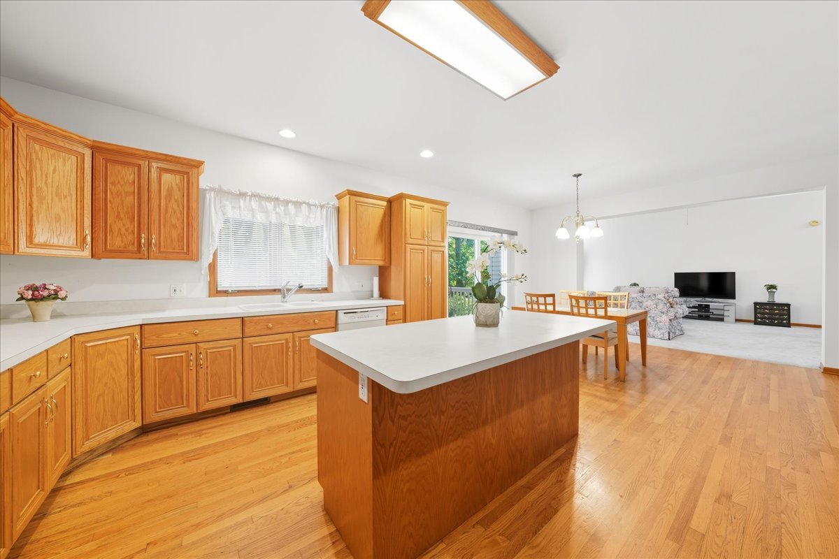 8 Mossfield Court, Sugar Grove, IL 60554