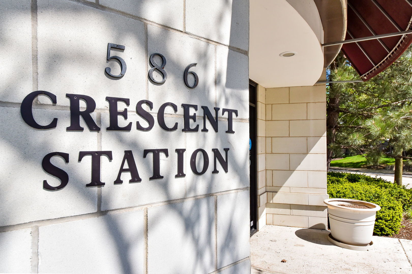 586 Crescent Boulevard #305, Glen Ellyn, IL 60137