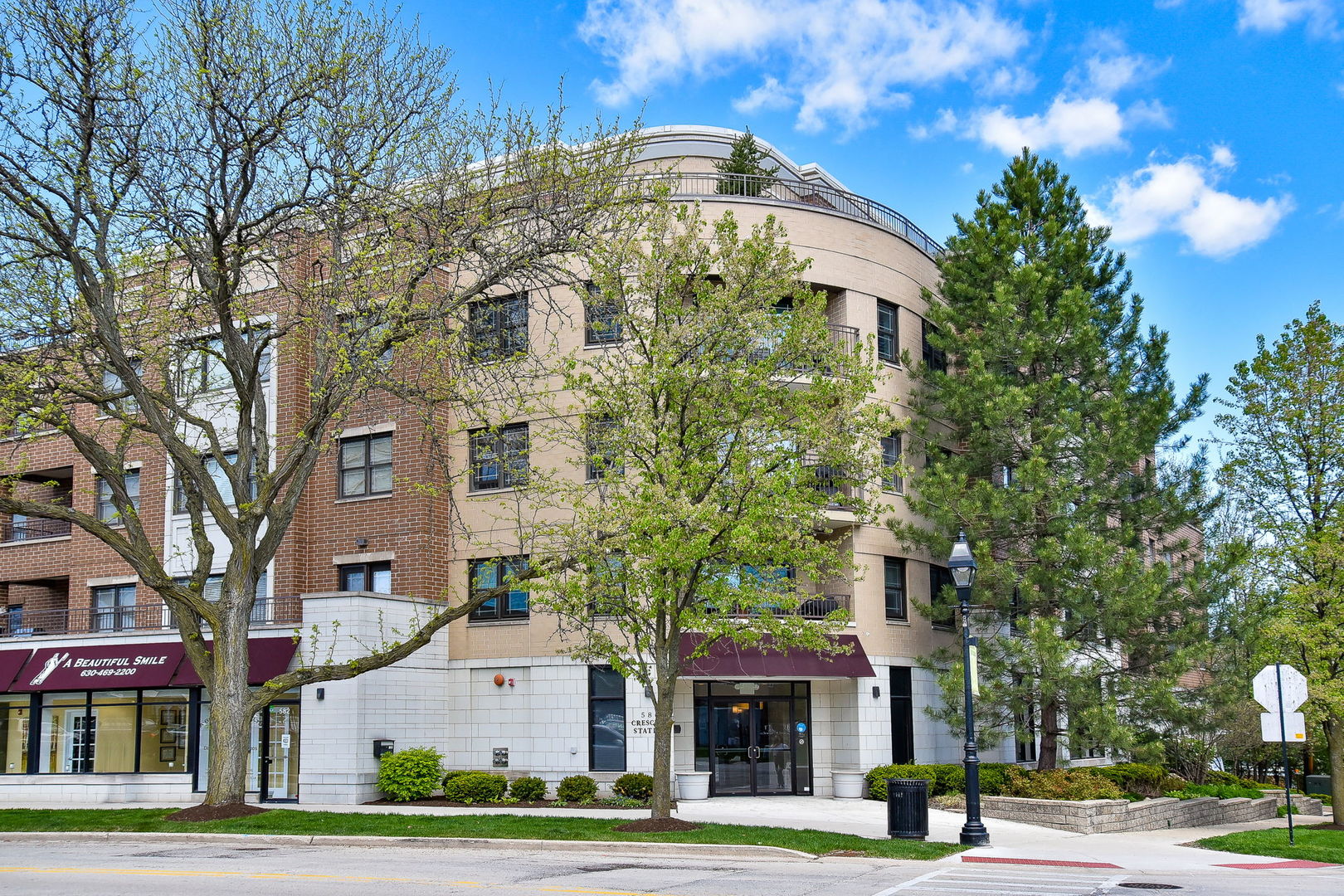 586 Crescent Boulevard #305, Glen Ellyn, IL 60137