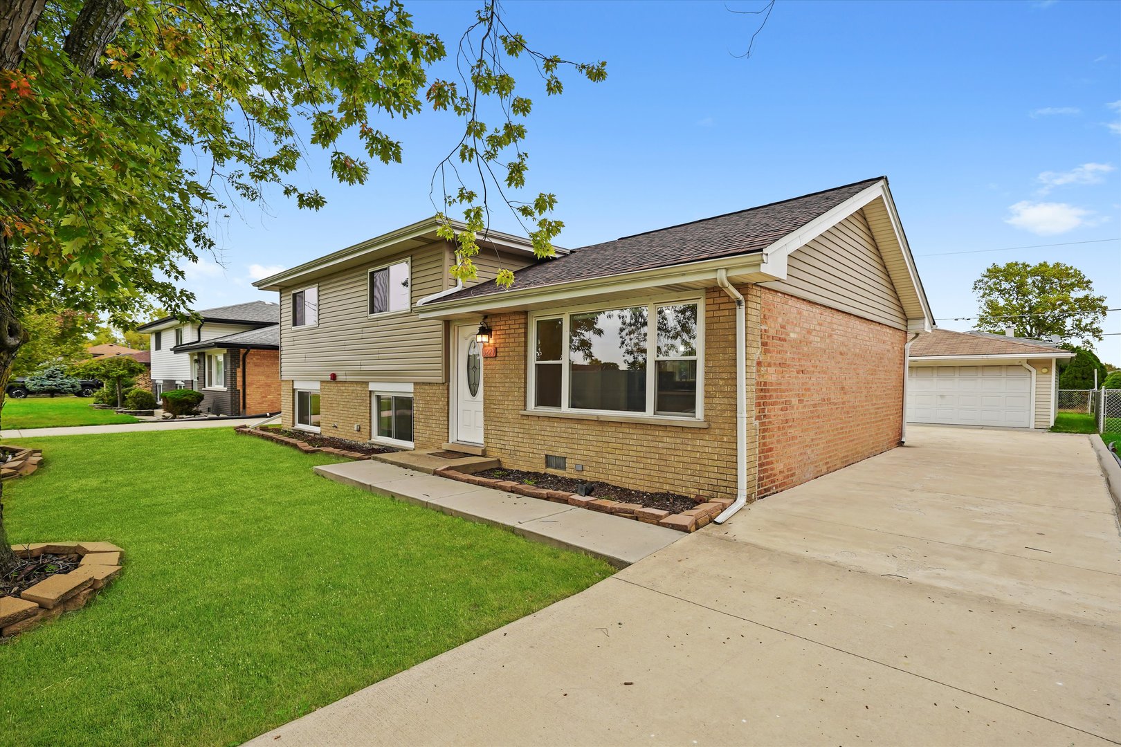 8229 S 76th Avenue, Bridgeview, IL 60455