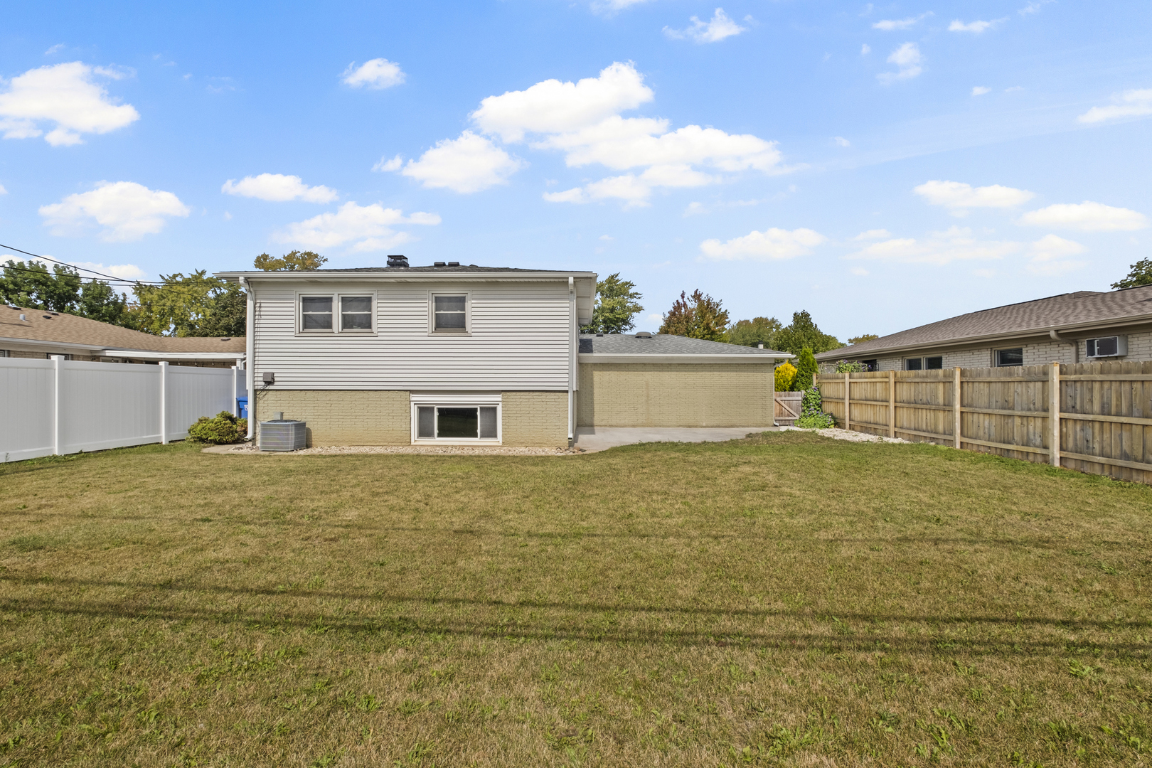 1813 W Pheasant Trail, Mount Prospect, IL 60056