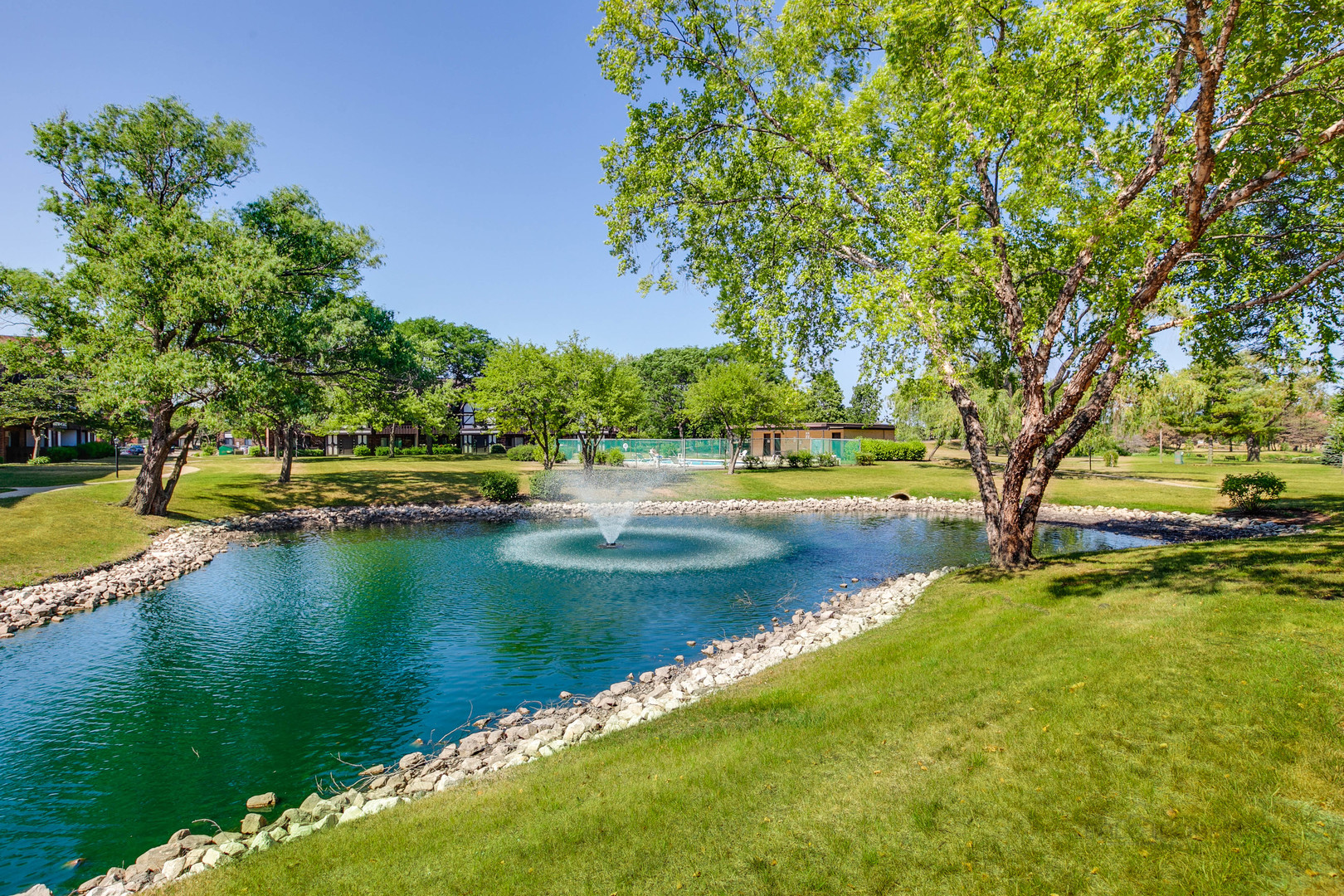 4 PARKSIDE Court #12, Vernon Hills, IL 60061