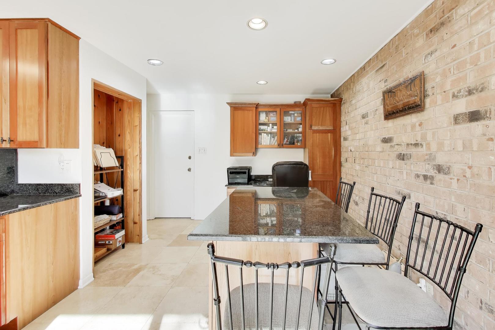 19W067 Avenue Normandy South, Oak Brook, IL 60523