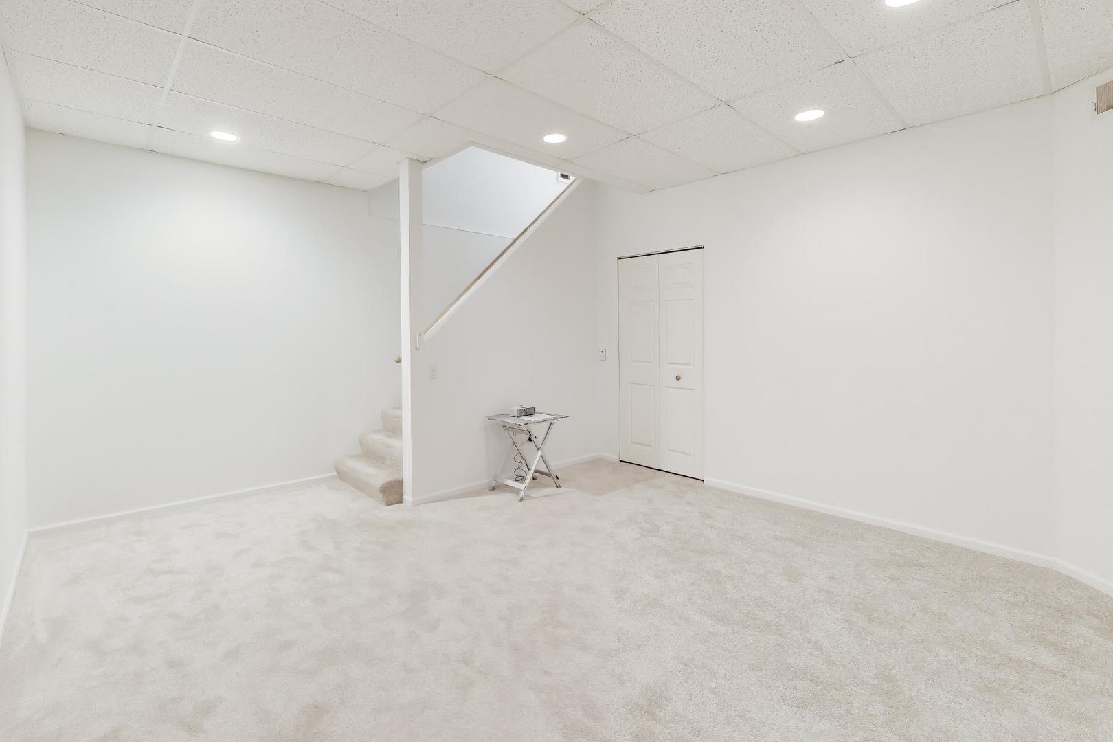 19W067 Avenue Normandy South, Oak Brook, IL 60523