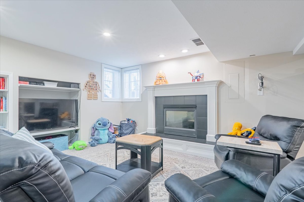 45 Pebblebrook Court, Bloomington, IL 61705