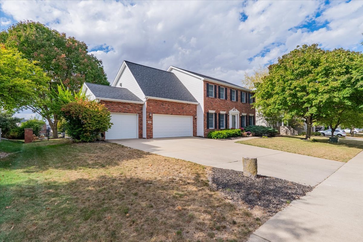 45 Pebblebrook Court, Bloomington, IL 61705