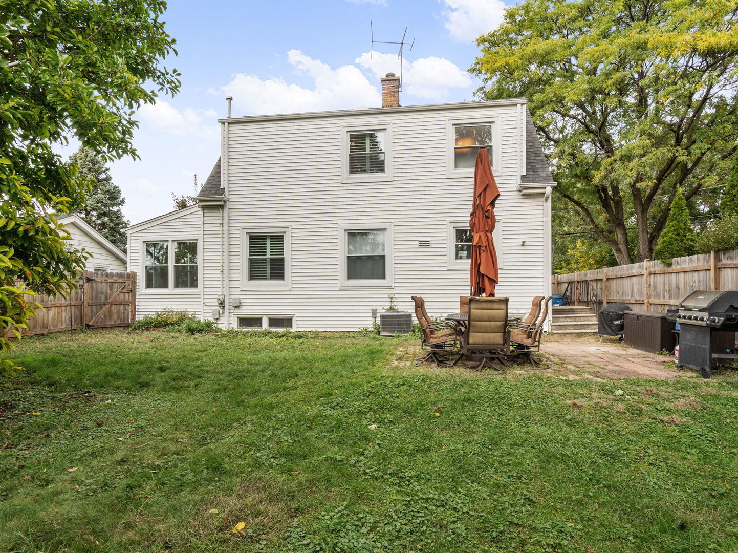 122 E Crescent Avenue, Elmhurst, IL 60126