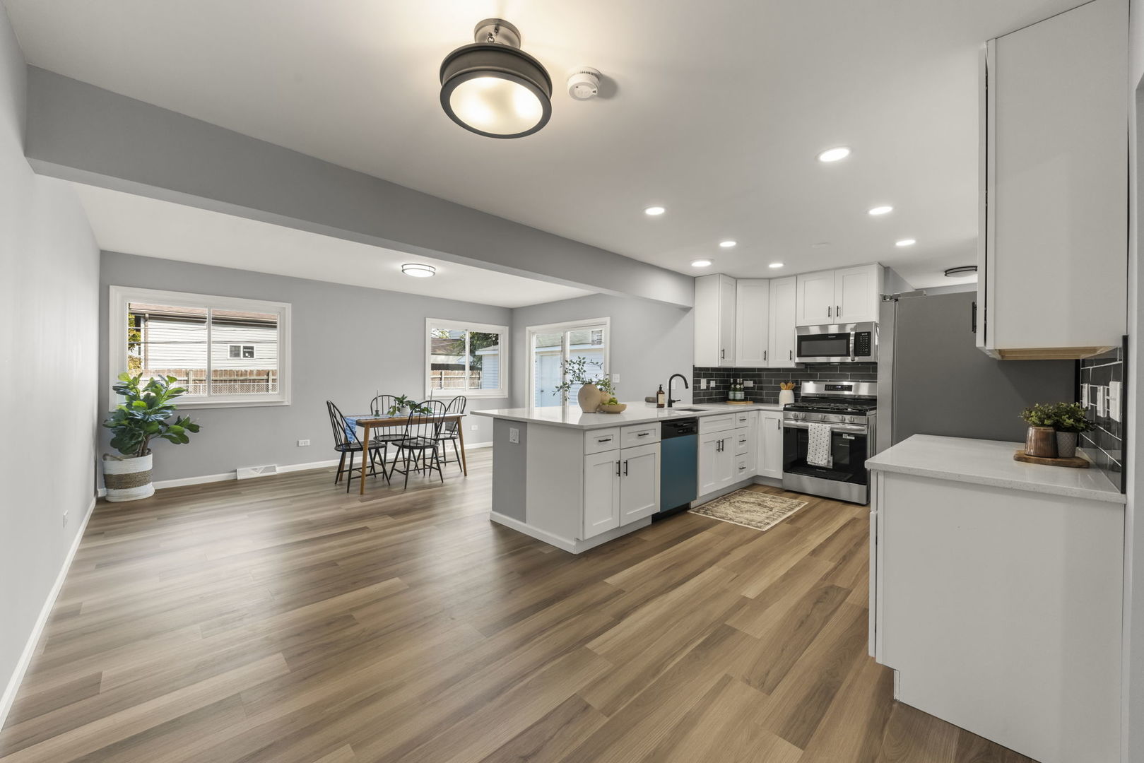 152 W Montana Avenue, Glendale Heights, IL 60139