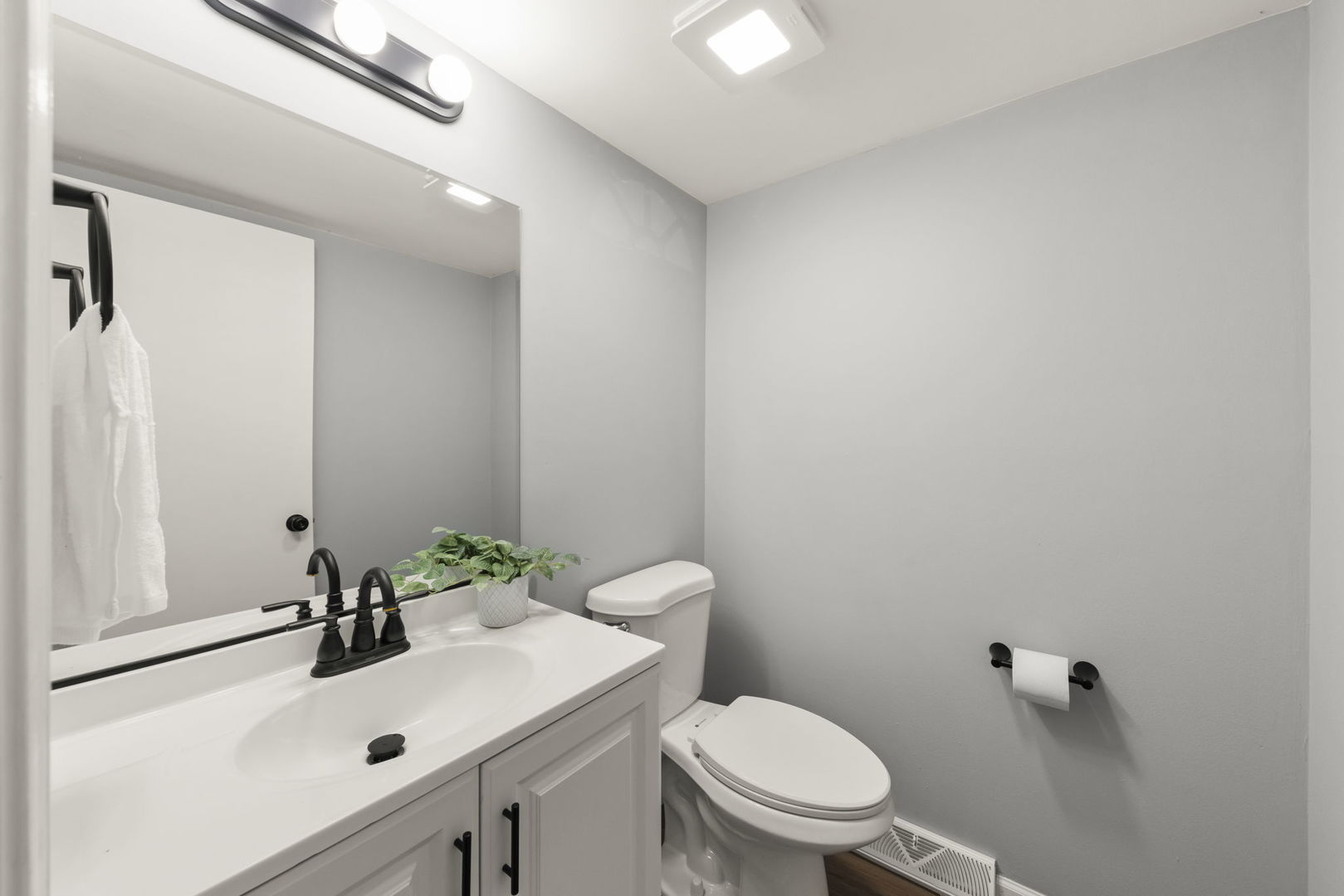 152 W Montana Avenue, Glendale Heights, IL 60139