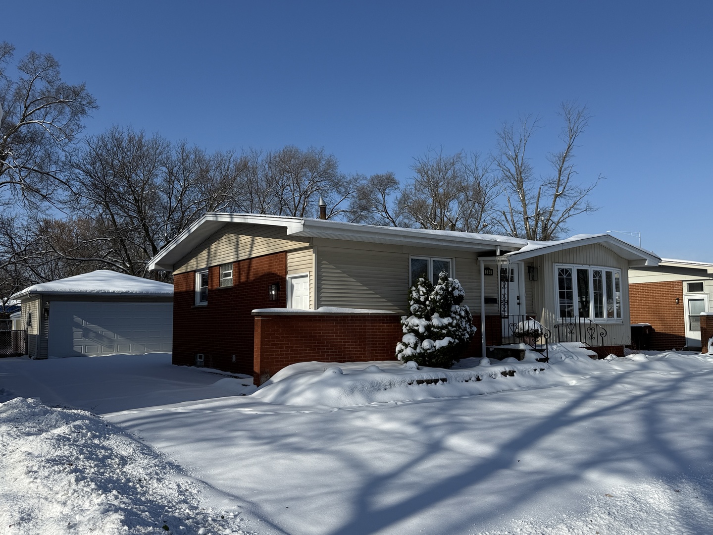 214 N Gay Court, Glenwood, IL 60425