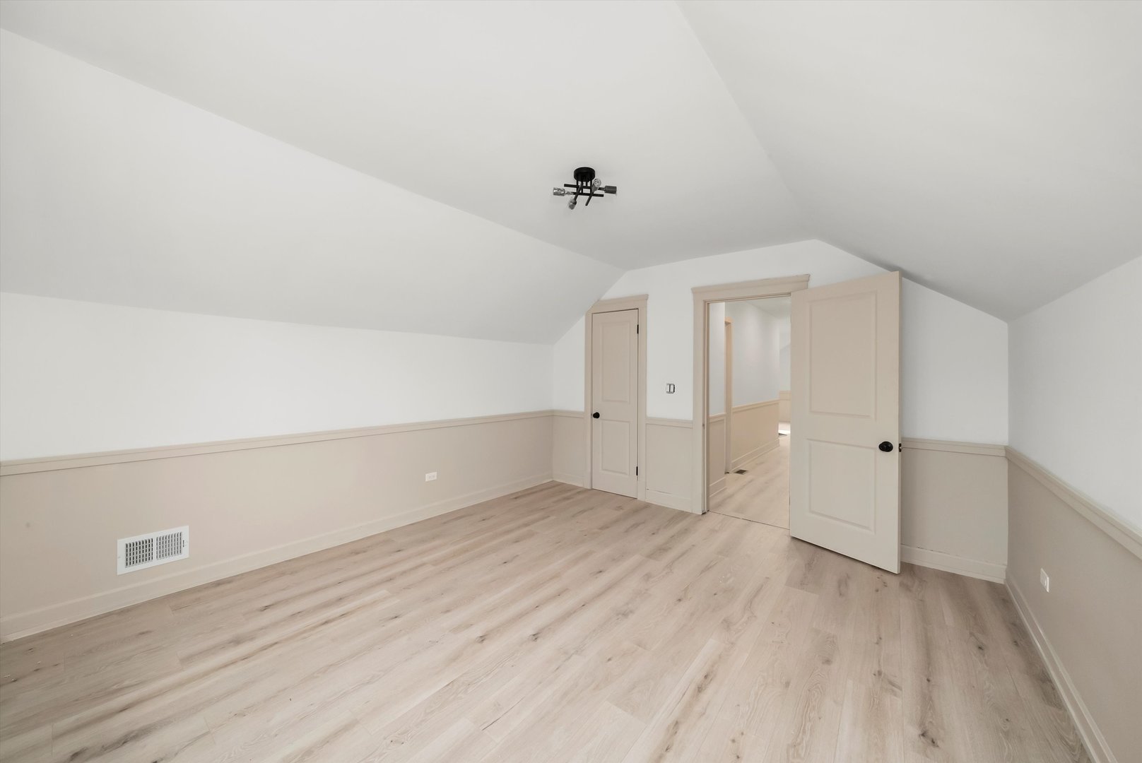 7955 S Colfax Avenue, Chicago, IL 60617