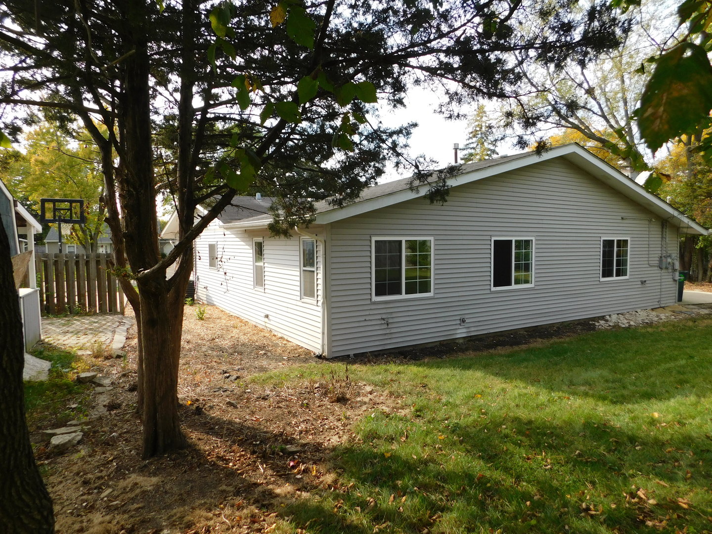 1019 Stratford Circle, Streamwood, IL 60107