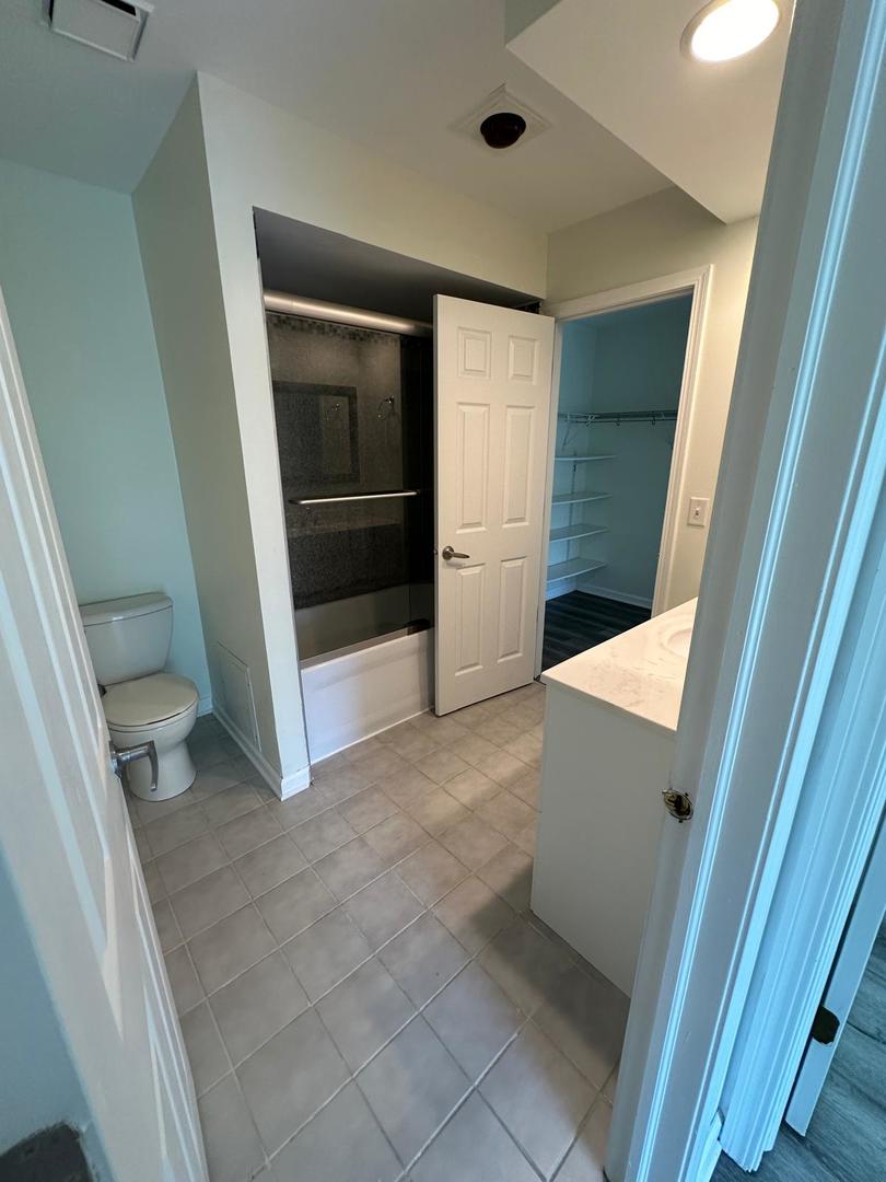 900 N Lakeside Drive #1A, Vernon Hills, IL 60061