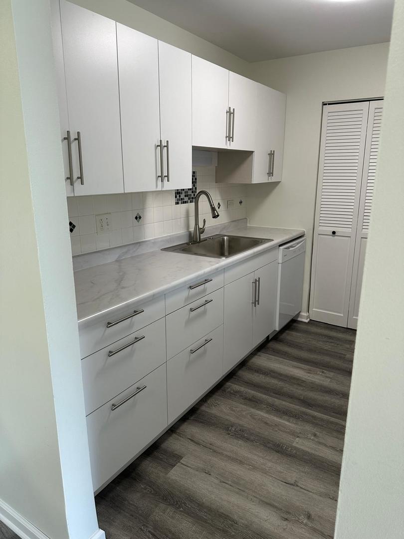 900 N Lakeside Drive #1A, Vernon Hills, IL 60061
