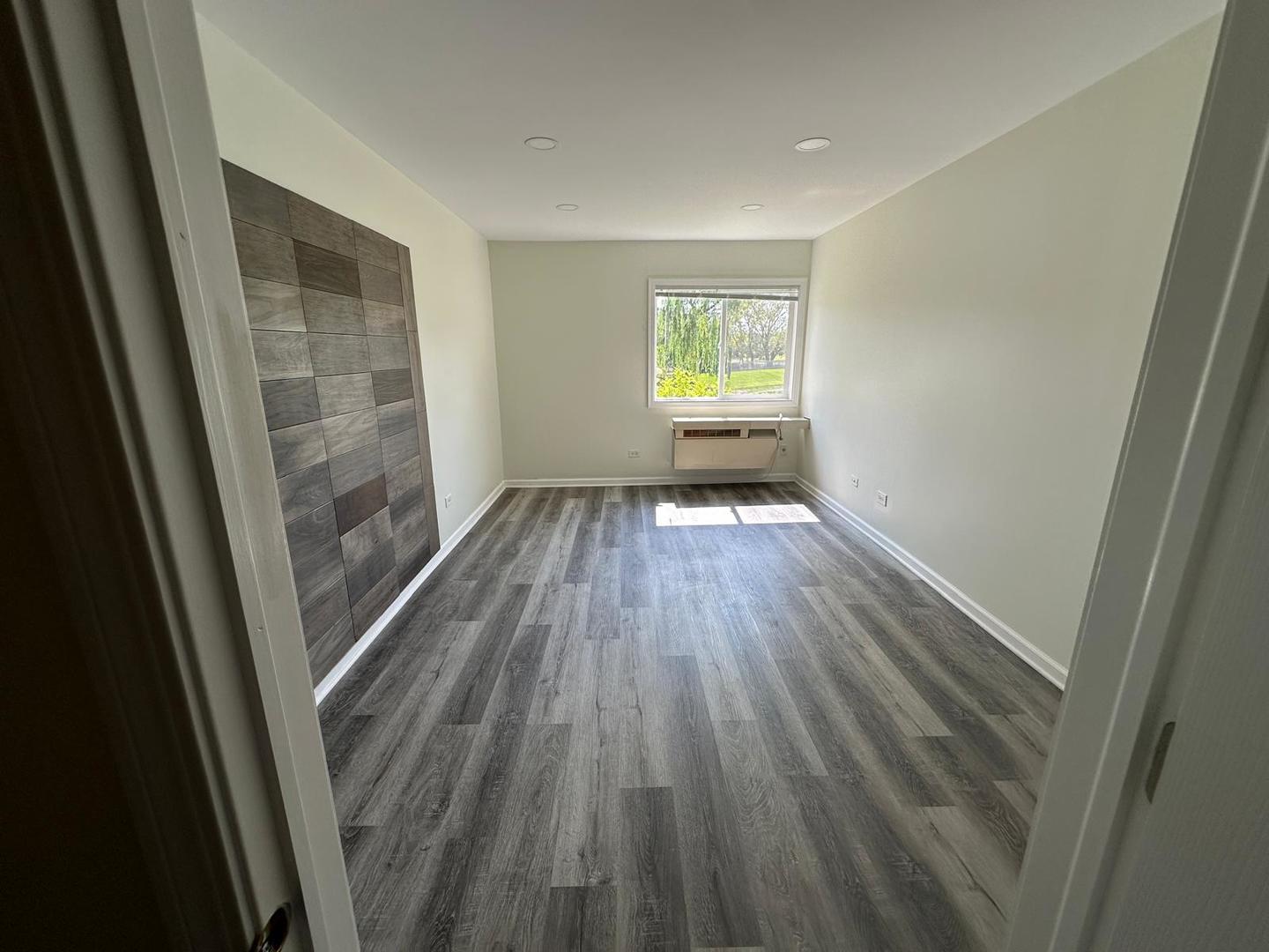 900 N Lakeside Drive #1A, Vernon Hills, IL 60061