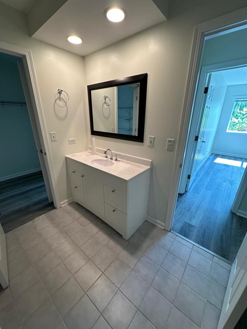 900 N Lakeside Drive #1A, Vernon Hills, IL 60061