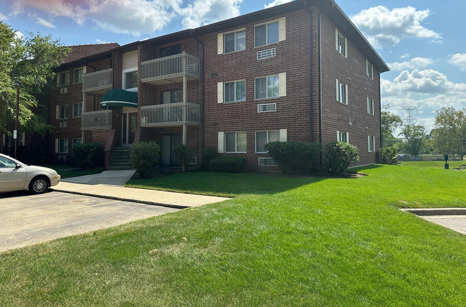 900 N Lakeside Drive #1A, Vernon Hills, IL 60061