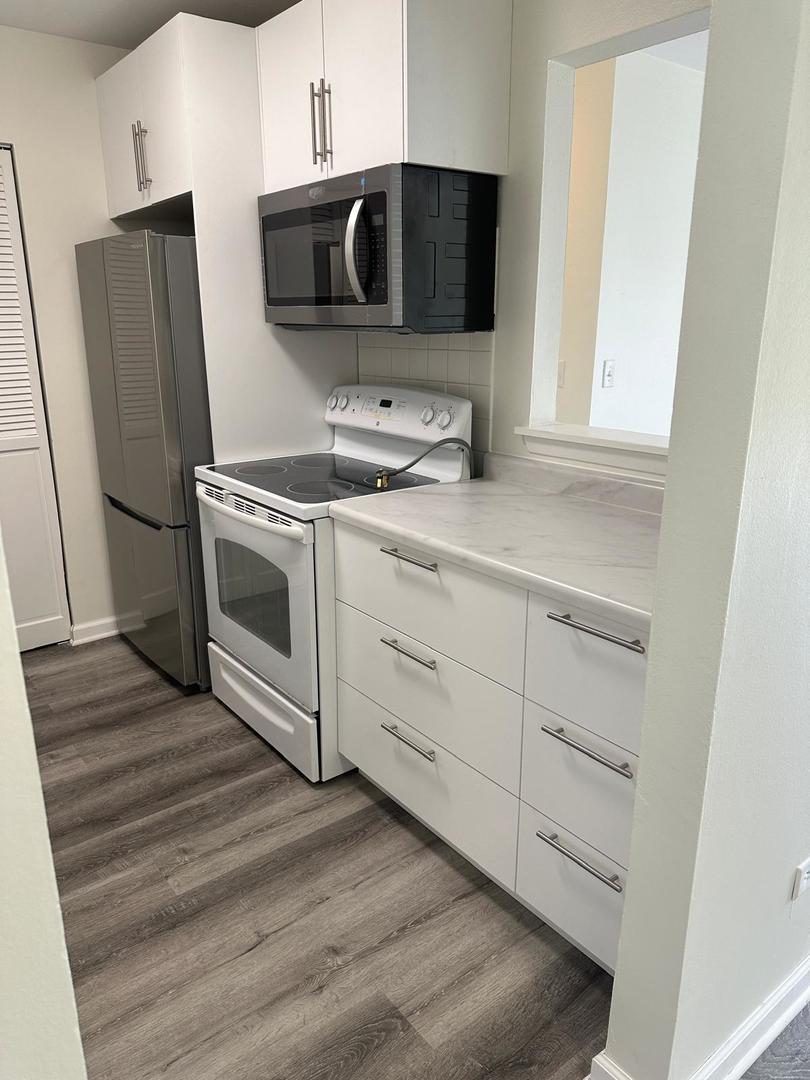 900 N Lakeside Drive #1A, Vernon Hills, IL 60061