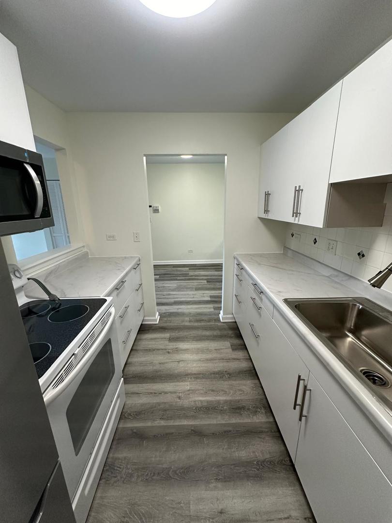 900 N Lakeside Drive #1A, Vernon Hills, IL 60061