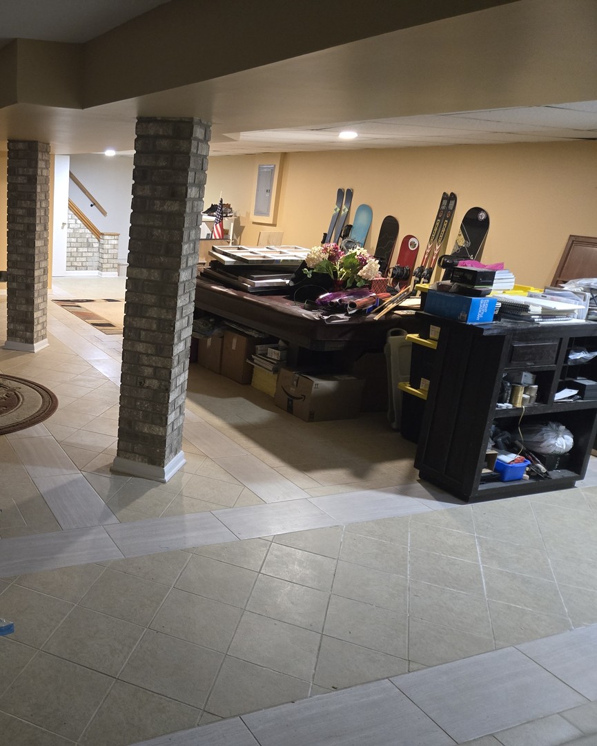 25W201 Summit Drive, Naperville, IL 60563