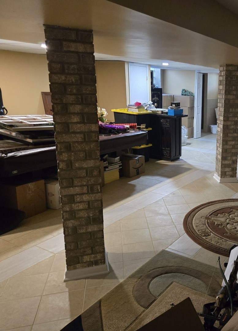 25W201 Summit Drive, Naperville, IL 60563