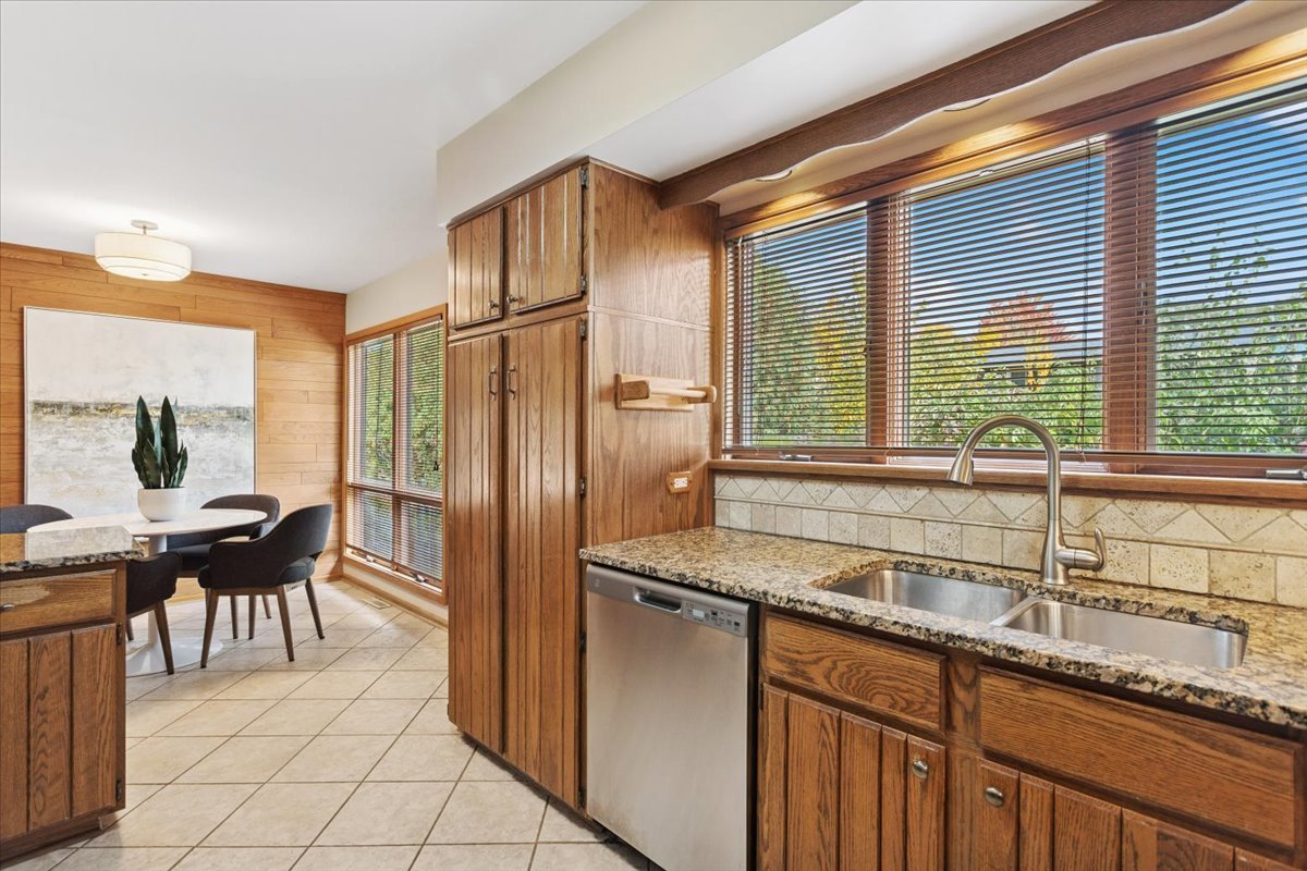 5441 S Edgewood Avenue, La Grange Highlands, IL 60525