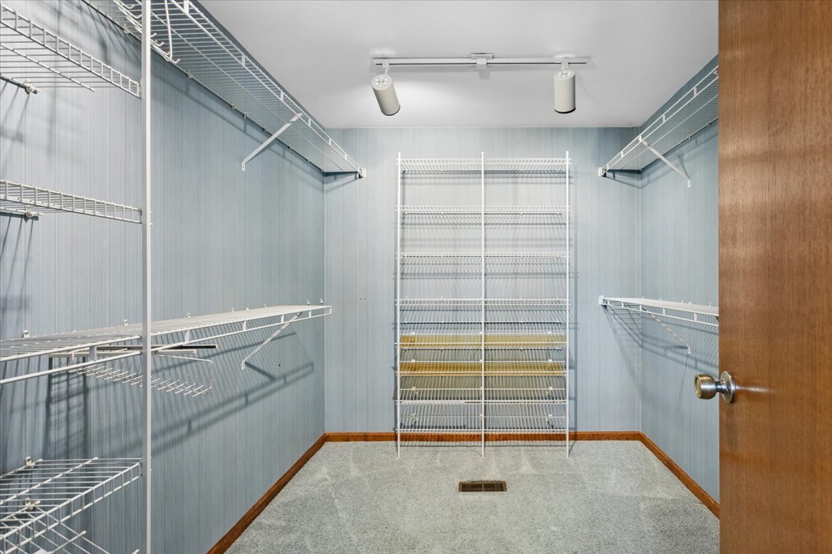 5441 S Edgewood Avenue, La Grange Highlands, IL 60525