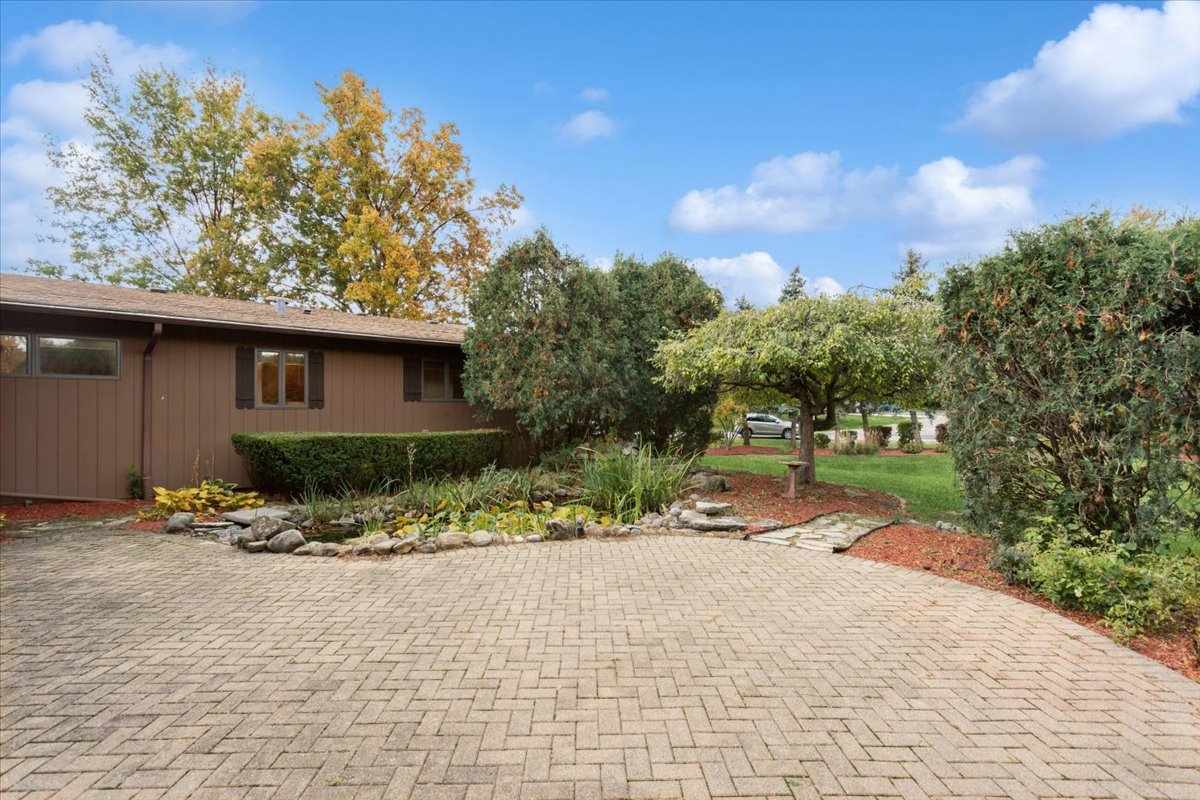 5441 S Edgewood Avenue, La Grange Highlands, IL 60525