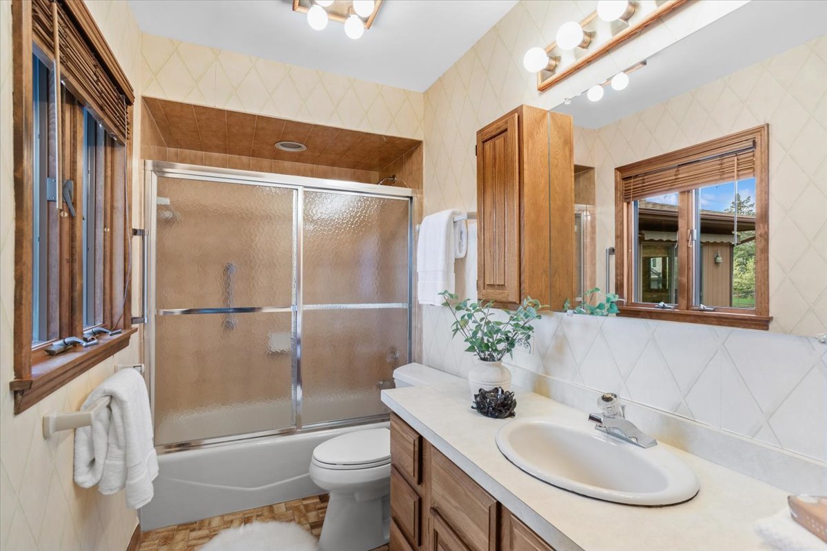 5441 S Edgewood Avenue, La Grange Highlands, IL 60525