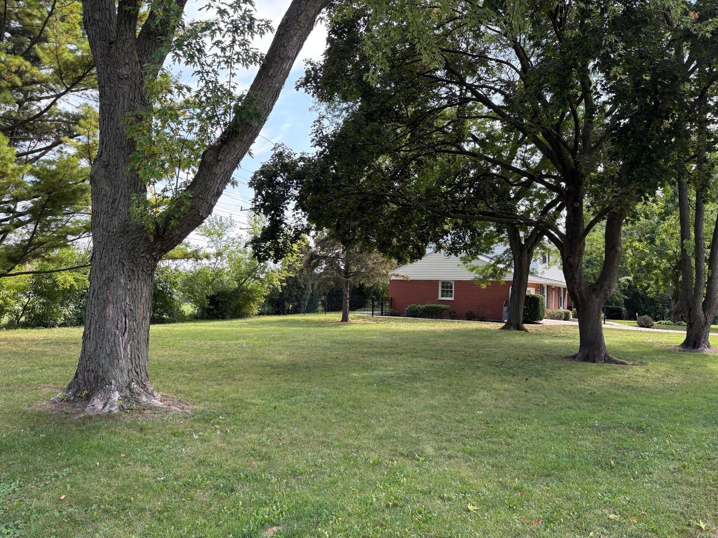 2829 Briarwood Drive, Arlington Heights, IL 60005