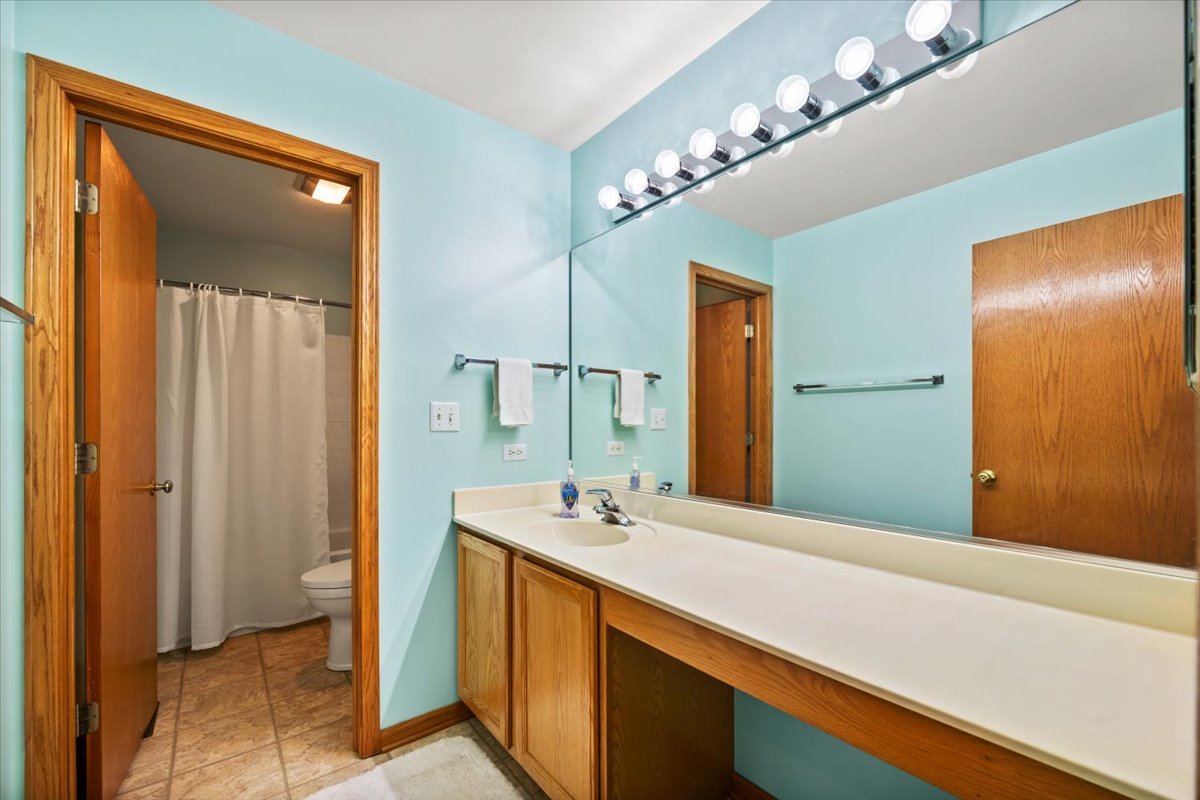 2385 Barnhart Street, West Chicago, IL 60185