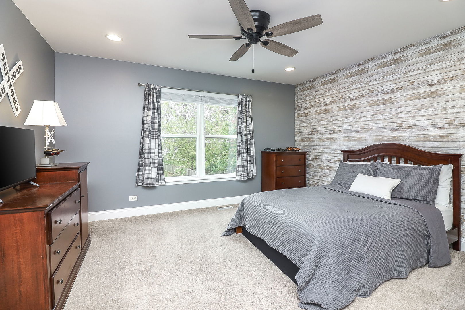 335 Forest Trail, South Elgin, IL 60177