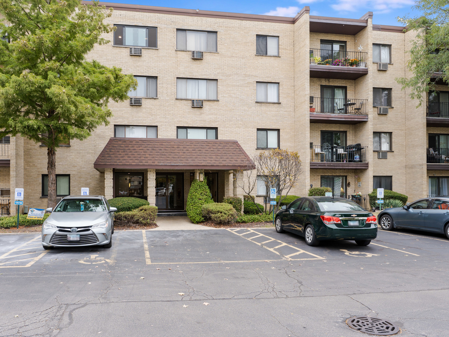 7211 Wolf Road #301A, Indian Head Park, IL 60525