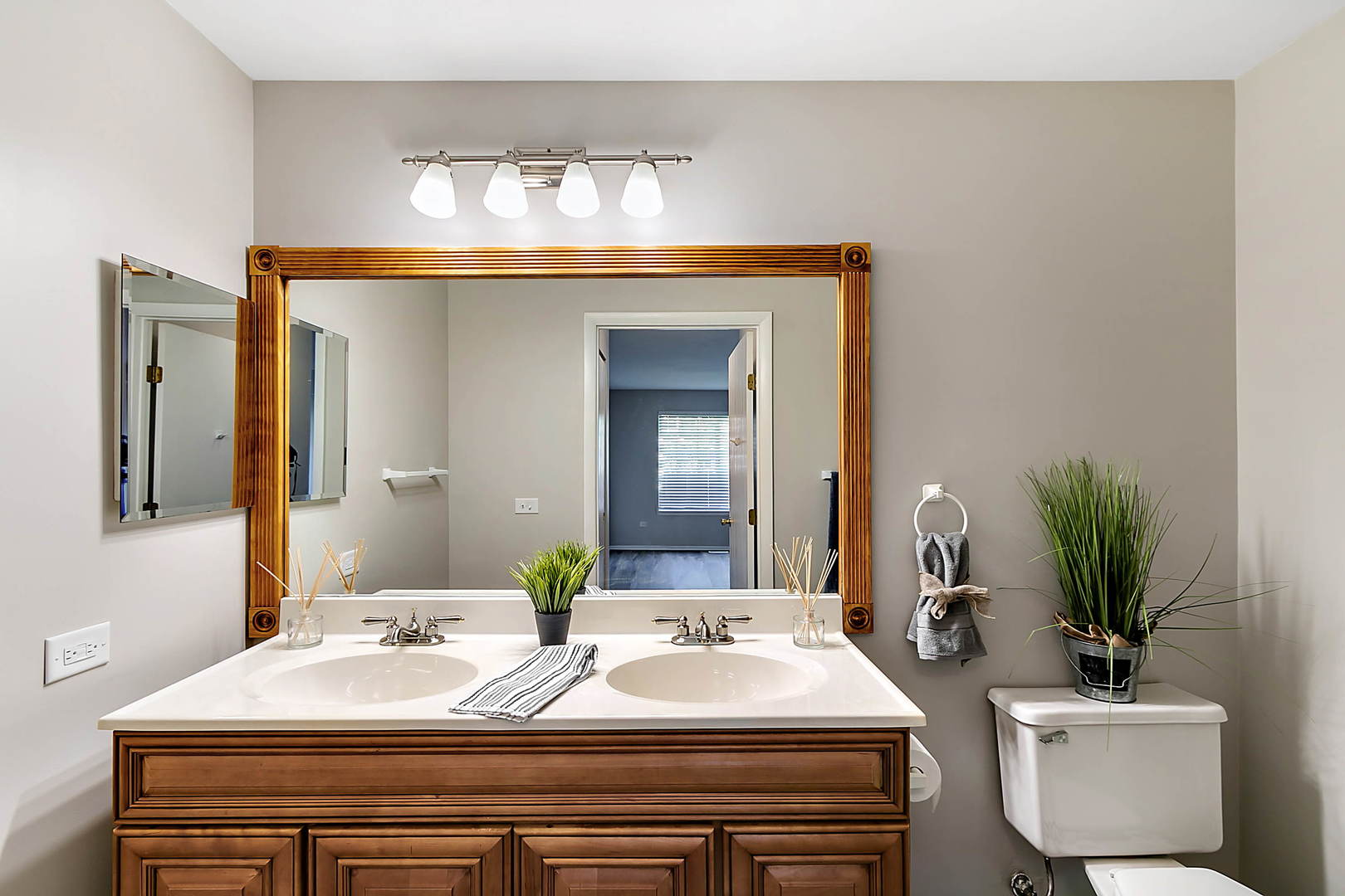 371 ASHFORD Circle #4, Bartlett, IL 60103