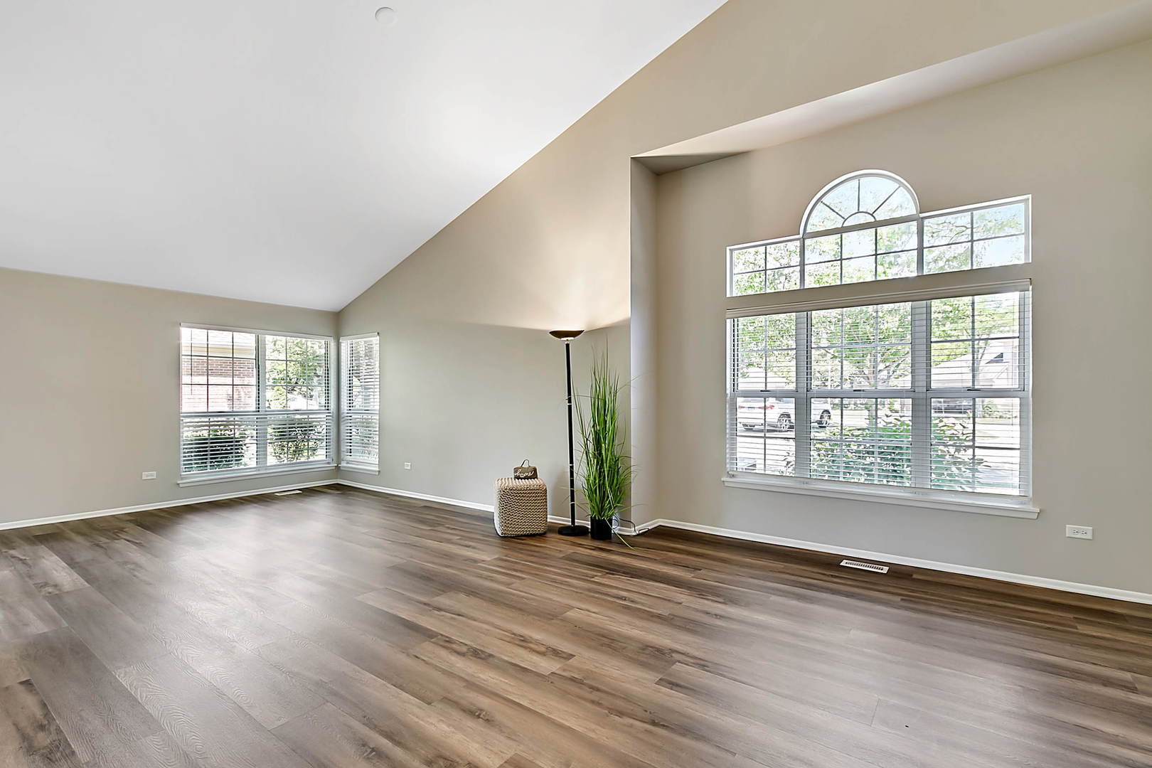 371 ASHFORD Circle #4, Bartlett, IL 60103