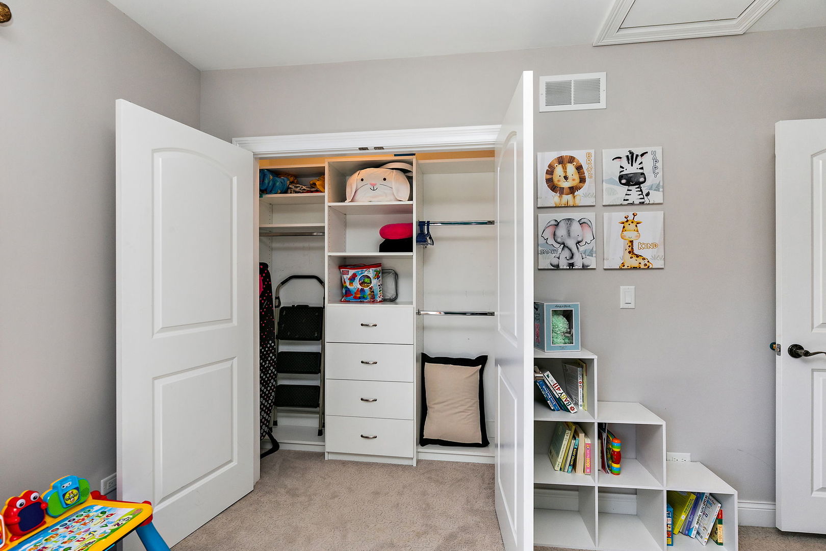 227 S walnut Lane, Schaumburg, IL 60193
