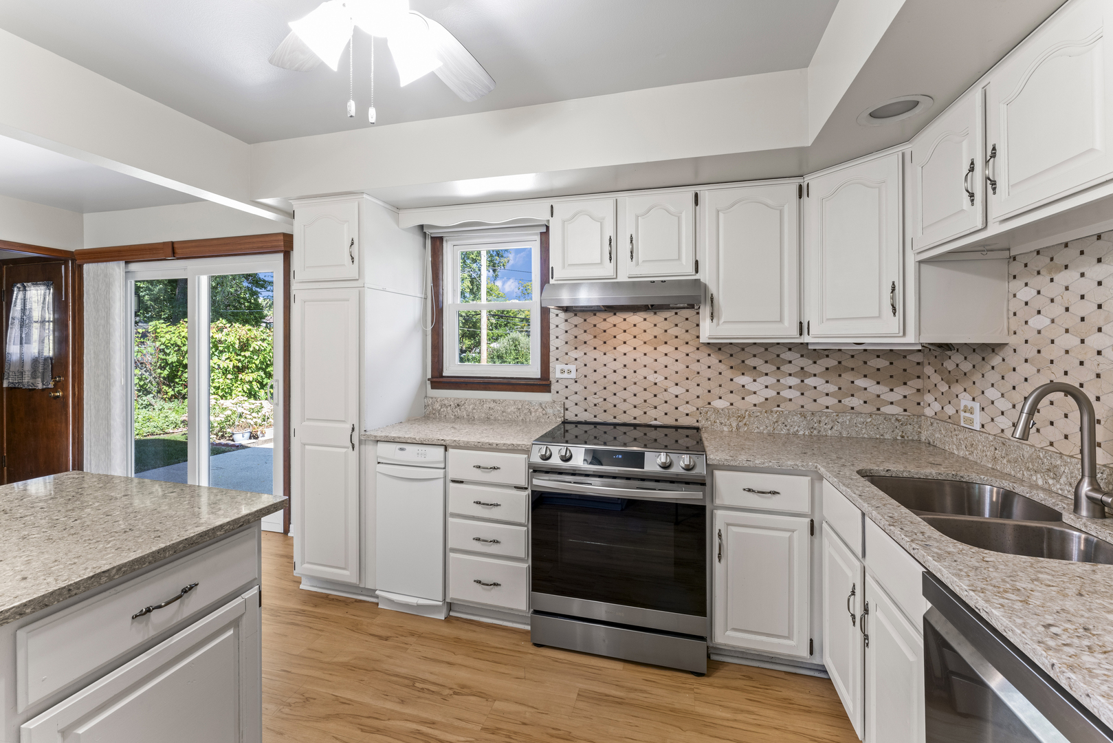 7843 Kensington Lane, Hanover Park, IL 60133