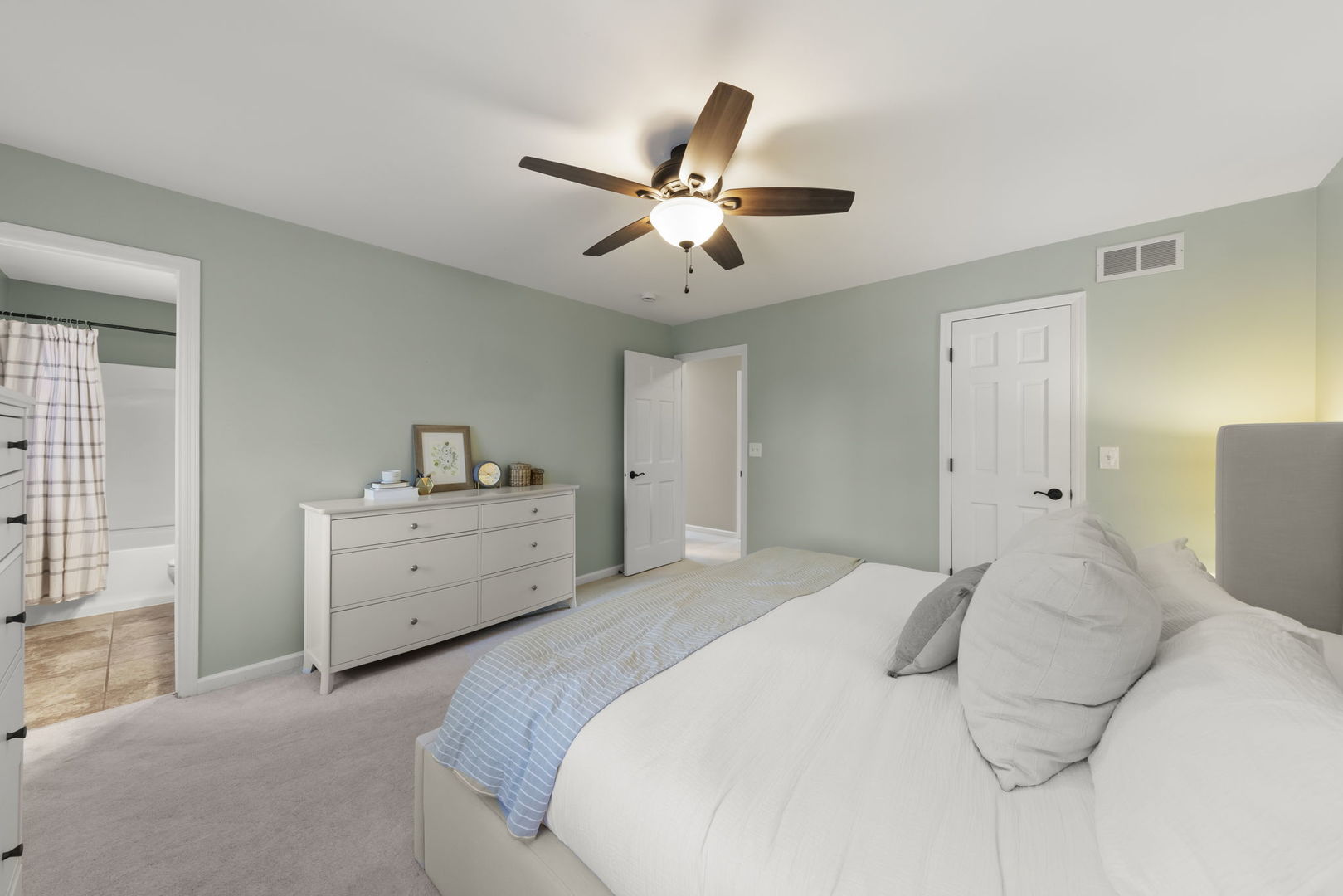 1056 Devonshire Avenue, Naperville, IL 60540