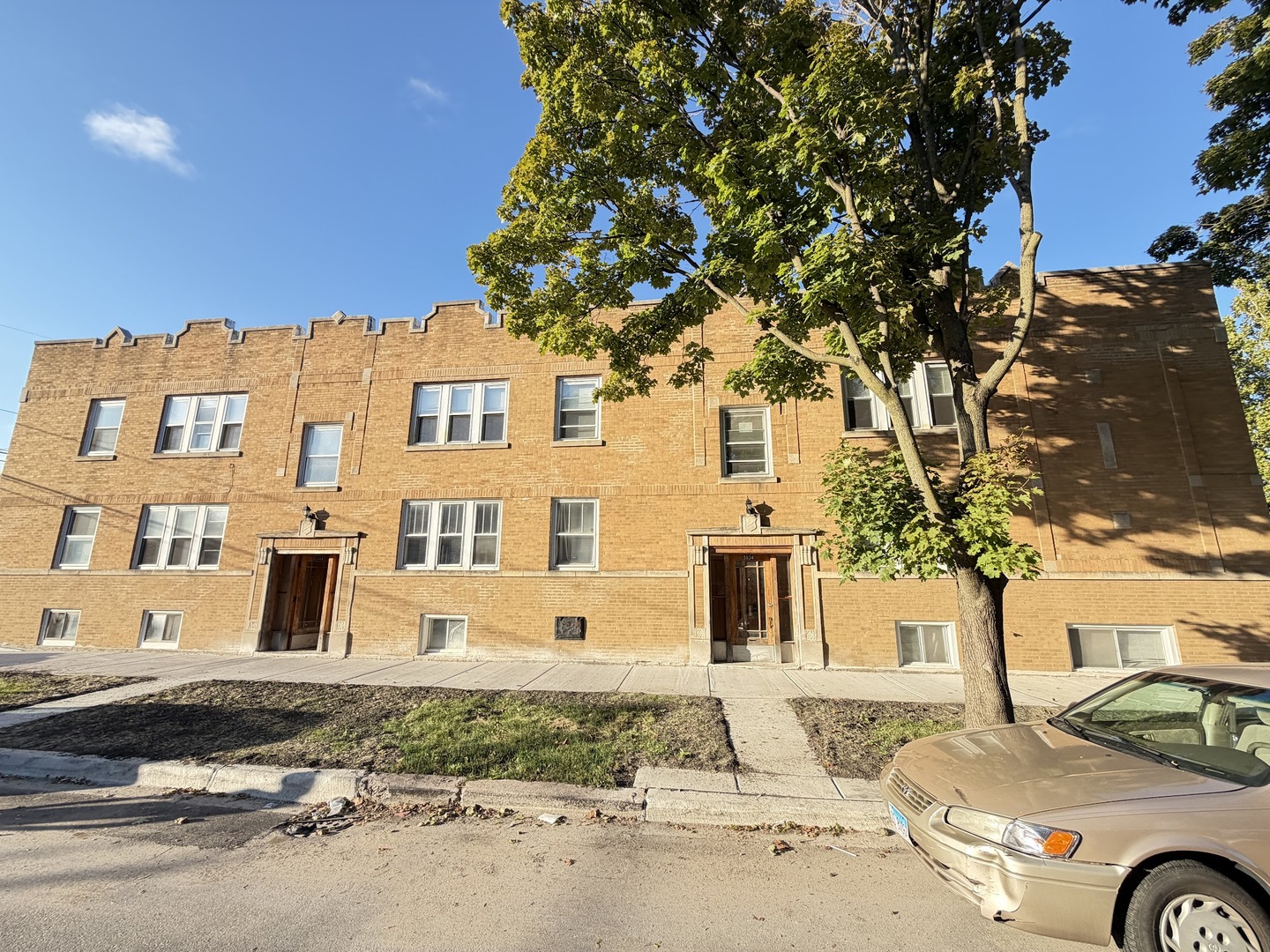 5842 W BARRY Avenue #2E, Chicago, IL 60634