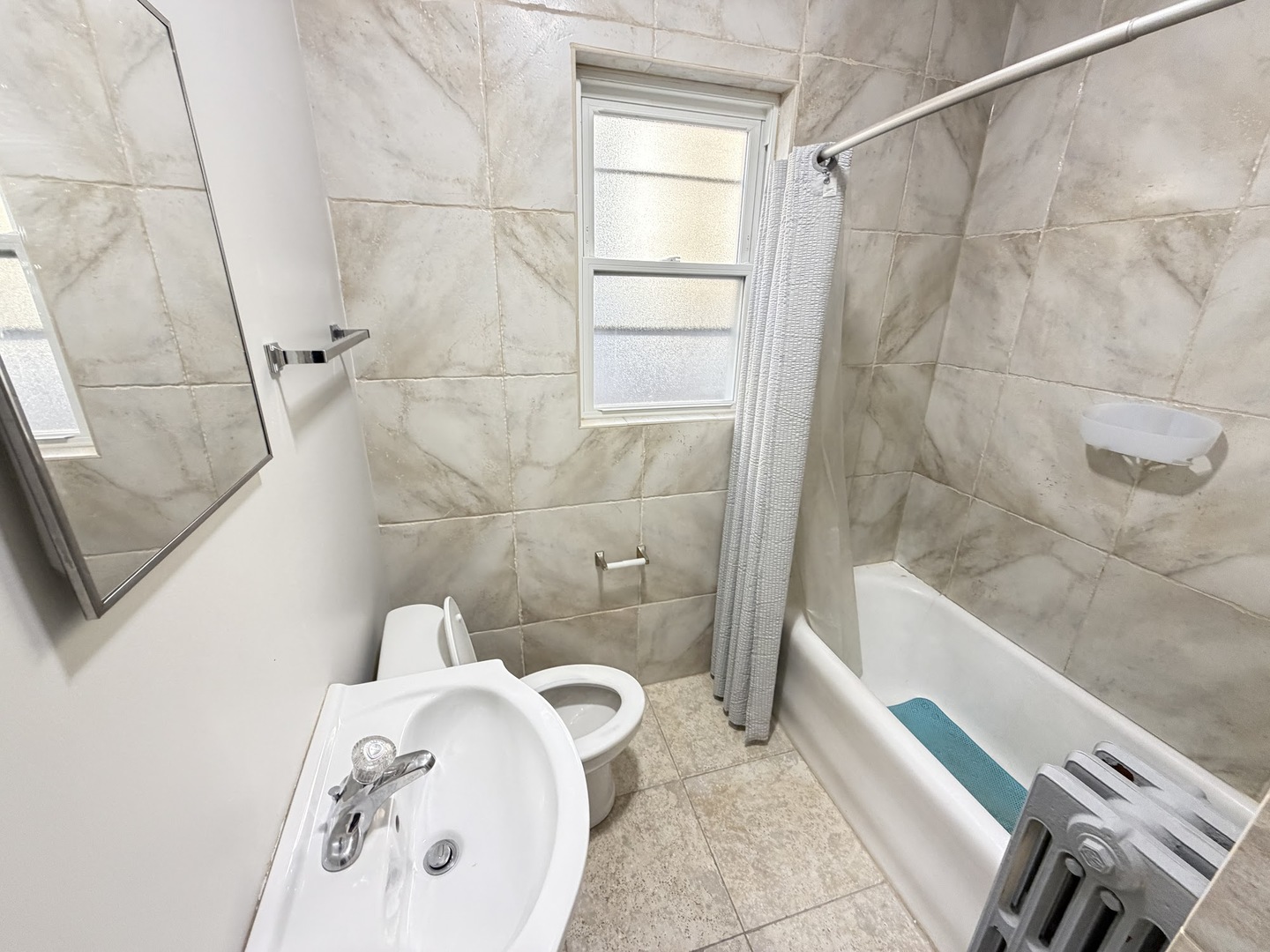 5842 W BARRY Avenue #2E, Chicago, IL 60634