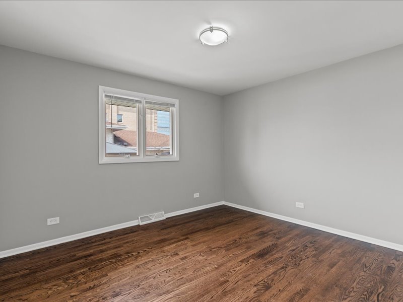 9526 S Kilbourn Avenue, Oak Lawn, IL 60453