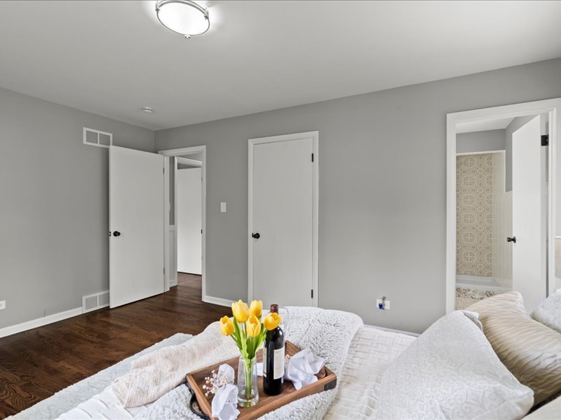 9526 S Kilbourn Avenue, Oak Lawn, IL 60453