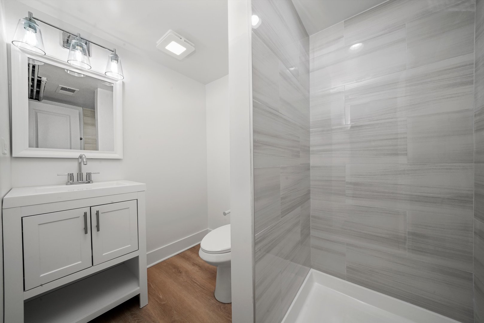 8051 S Paxton Avenue, Chicago, IL 60617