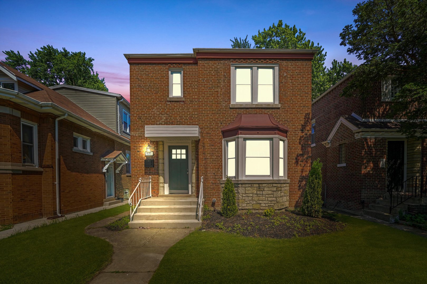 8051 S Paxton Avenue, Chicago, IL 60617