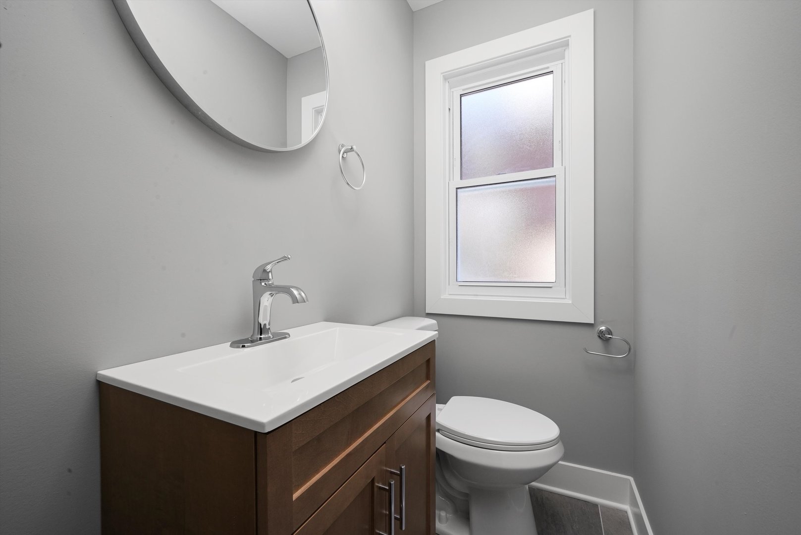 8051 S Paxton Avenue, Chicago, IL 60617