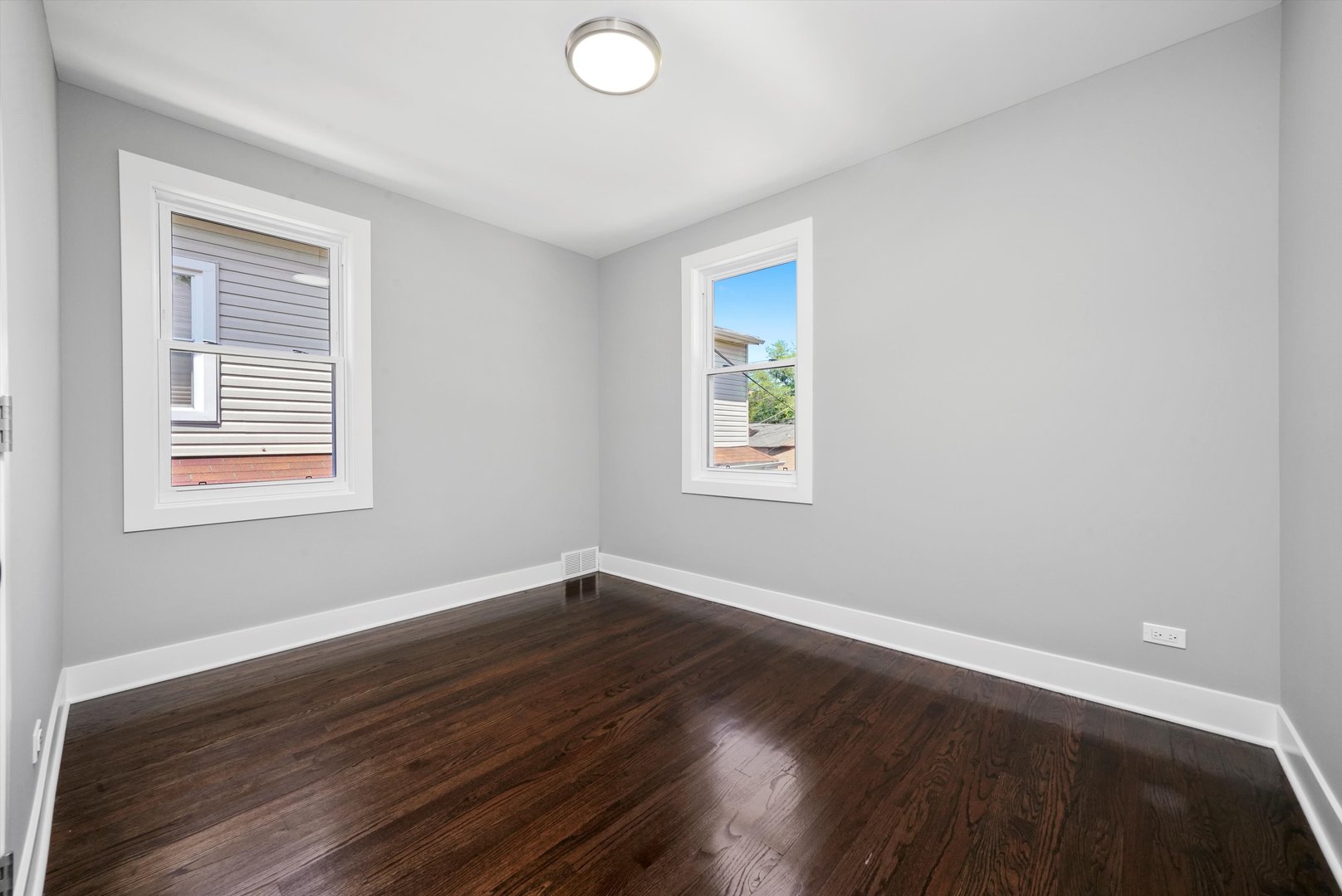 8051 S Paxton Avenue, Chicago, IL 60617