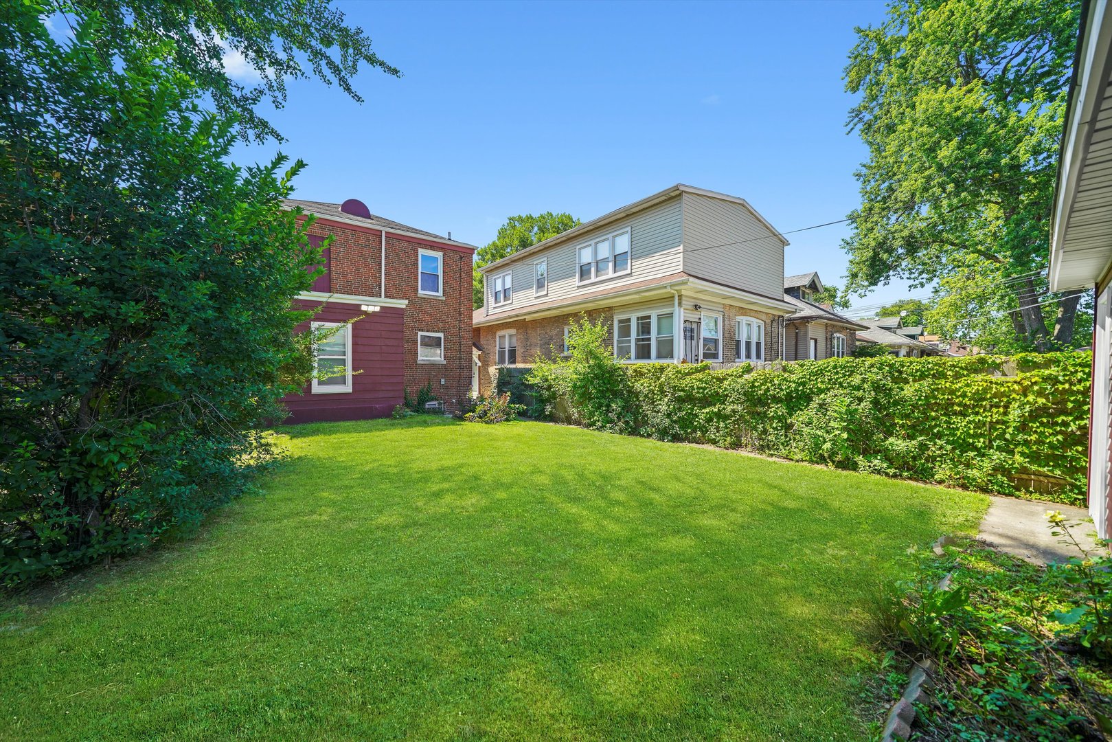 8051 S Paxton Avenue, Chicago, IL 60617