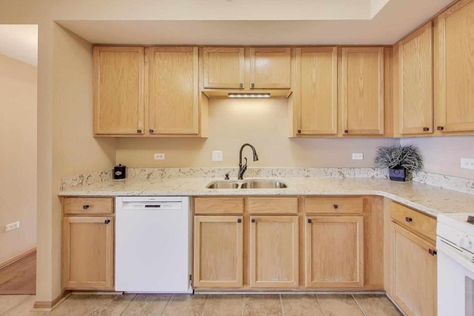 2260 S Grace Street #402, Lombard, IL 60148