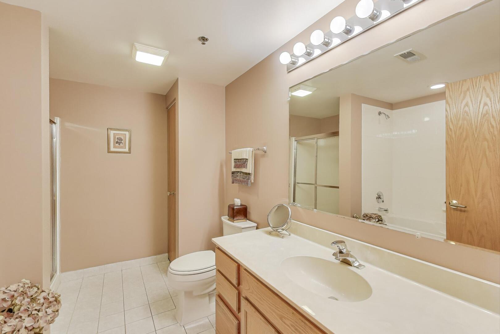 2260 S Grace Street #402, Lombard, IL 60148