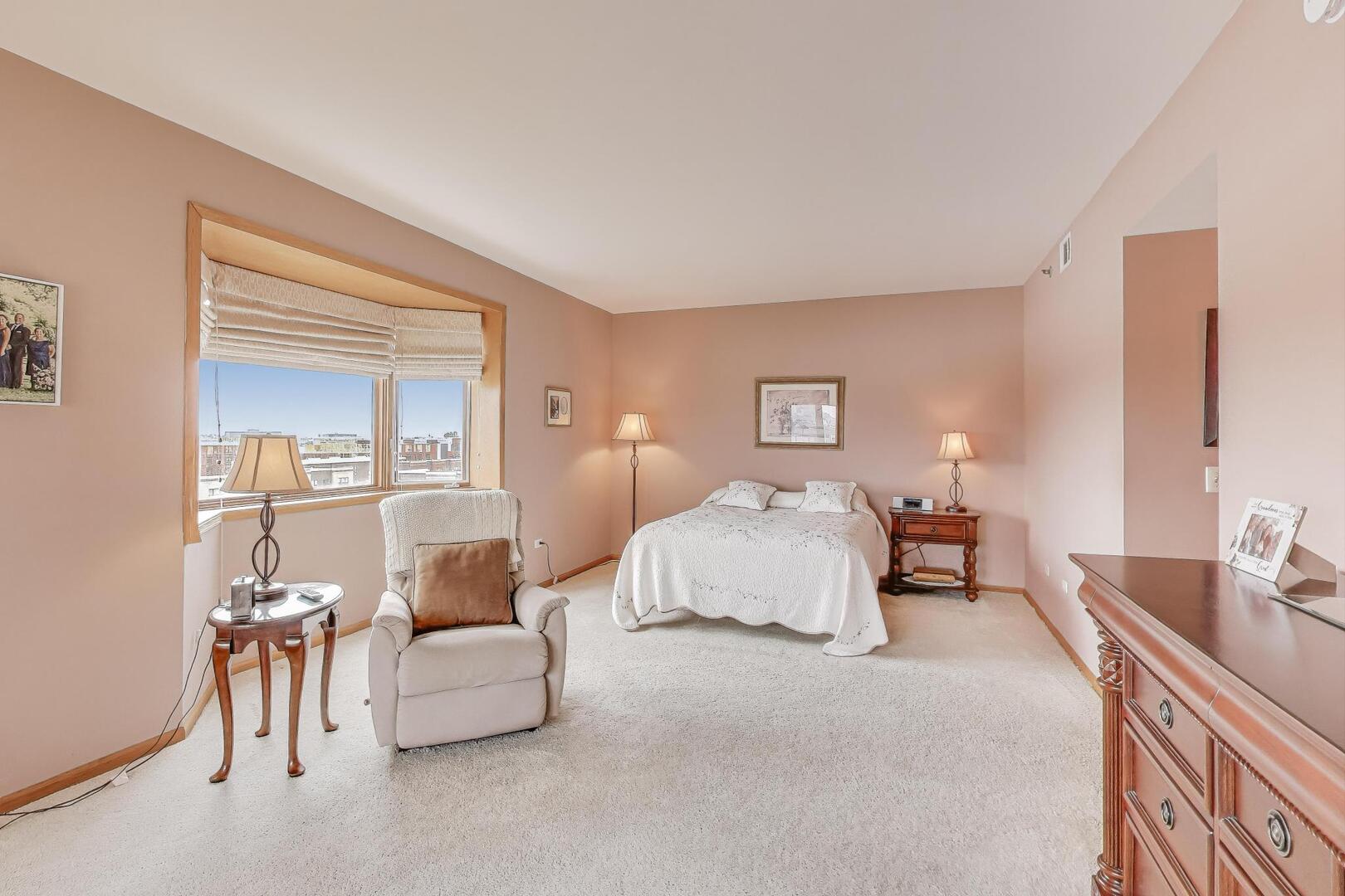 2260 S Grace Street #402, Lombard, IL 60148